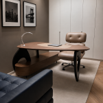 photo d'un bureau au style masculin, dans les tons marron, beig et noirs , avec une table et un fauteuil modernes