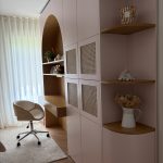 photo d'un bureau sur mesure dans les tons rose poudrés avec alcôve et placards intégrés