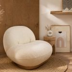 photo d'un fauteuil nuage ultra-moderne beige et marron, dans un décor aux mêmes couleurs