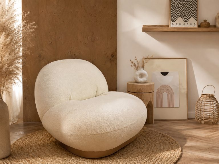 photo d'un fauteuil nuage ultra-moderne beige et marron, dans un décor aux mêmes couleurs