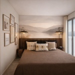 photo d'une chambre décorée dans les tons beige et marron, avec une décoration et une tête de lit en bois et un pan de mur tapissé d'une photo de fjord