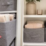 deux photos côte à côte avec à gauche une main qui ouvre une panière en tissu avec des pulls et à droite, les mêmes panières mais posées sur une étagère