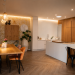 photo d'une cuisine salon moderne avec placards en bois sur-mesure et table sur mesure