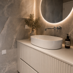 photo d'une salle de bain moderne dans les tons gris et beige avec un miroir rétro-éclairé