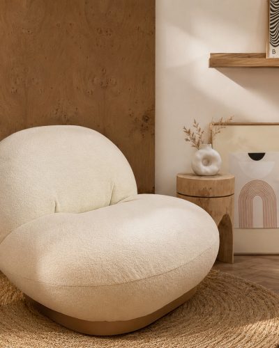 photo d'un fauteuil nuage ultra-moderne beige et marron, dans un décor aux mêmes couleurs