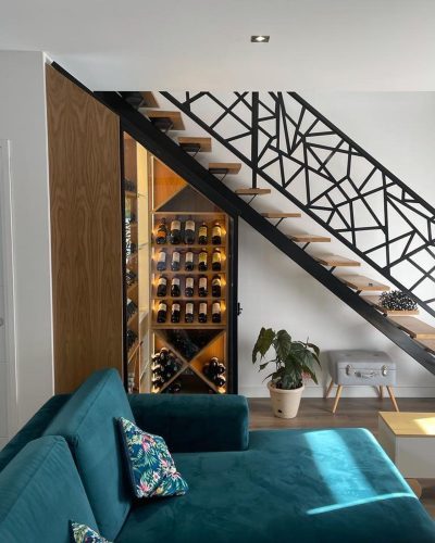 photo d'une cave sous escalier