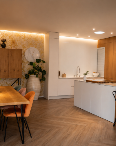 photo d'une cuisine salon moderne avec placards en bois sur-mesure et table sur mesure