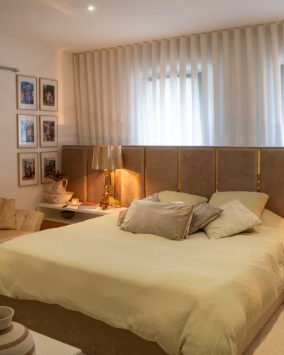 photo d'une suite parentale moderne aux couleurs doré, beige et blanc